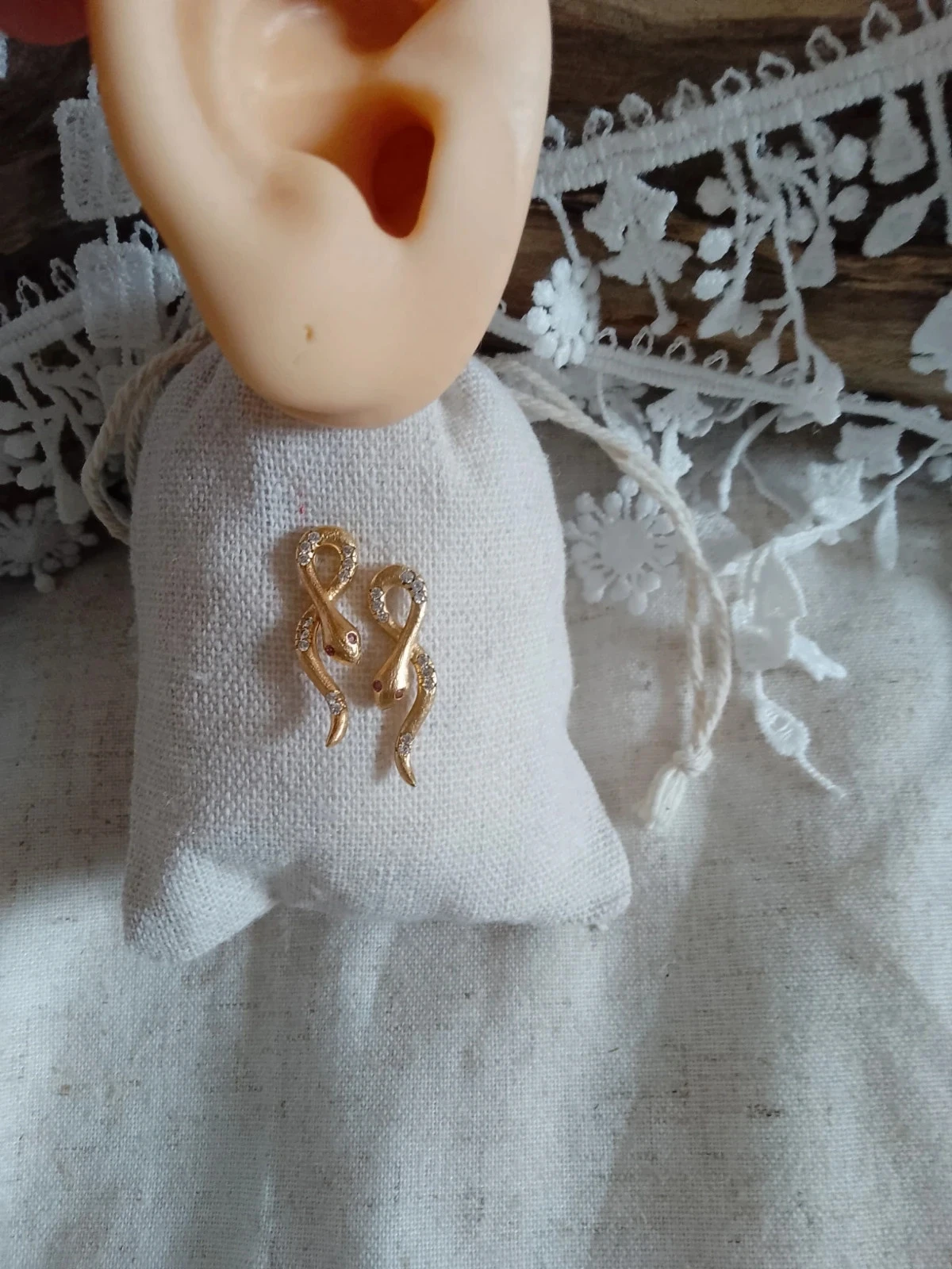 Gouden slangen boho oorbellen met zirkonia's – photo 2